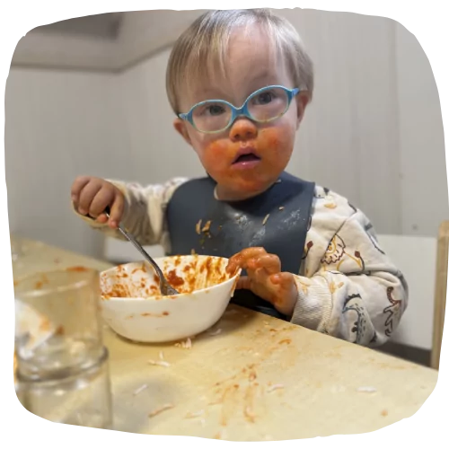 Junge isst in der Kita